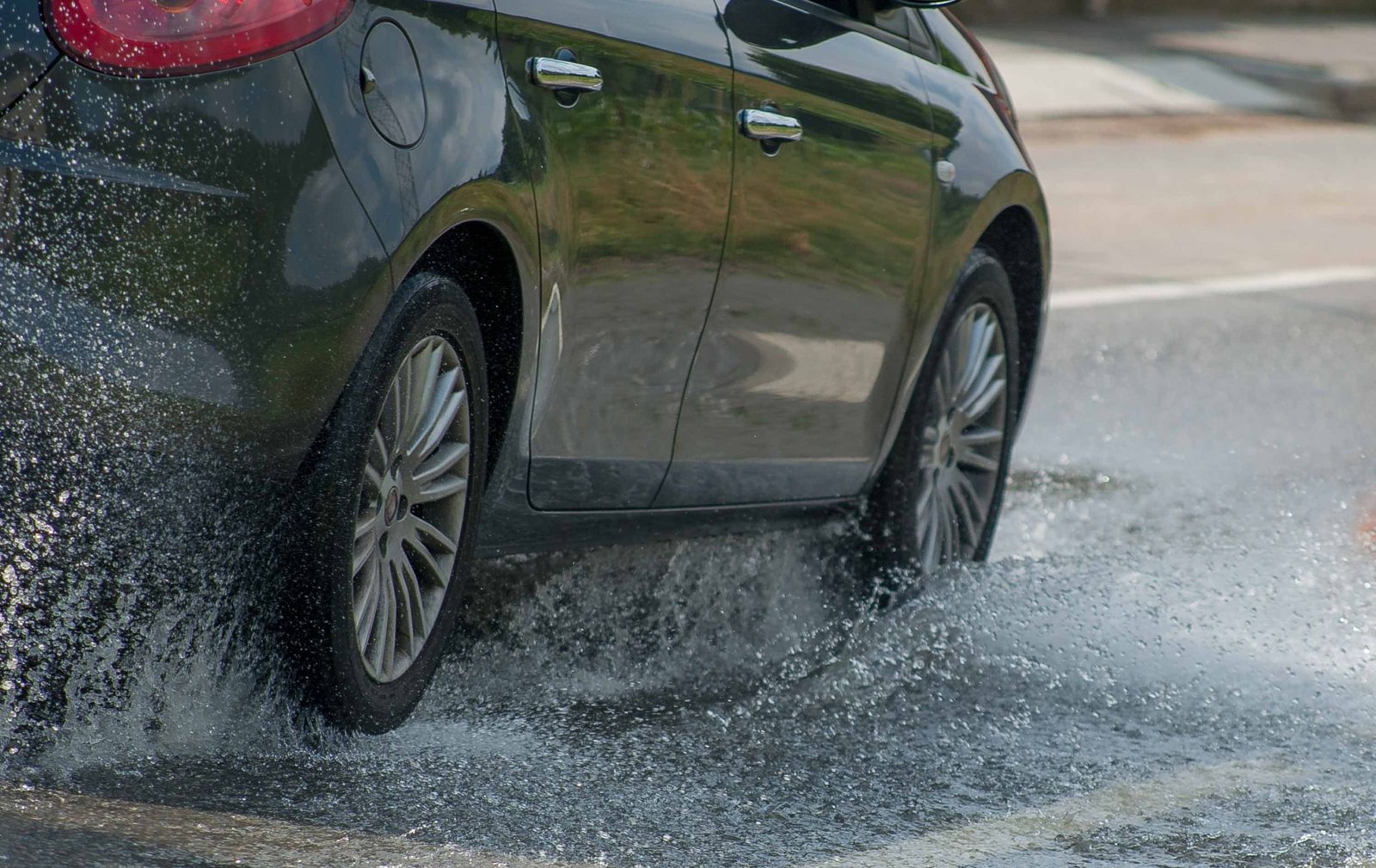 Lavado en seco o mojado, ¿qué es mejor para mi coche?